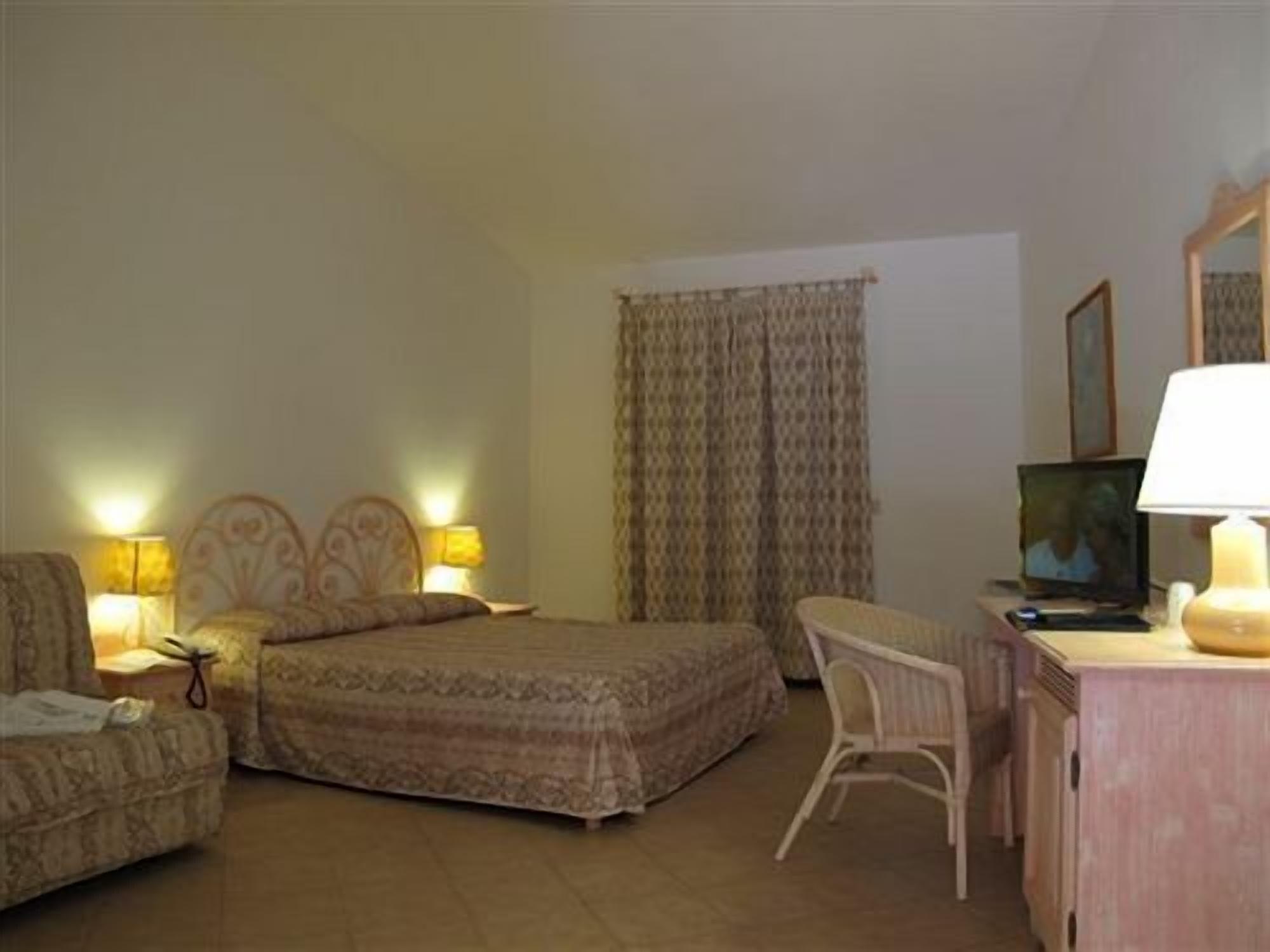 Godo Beach Hotel Baja Sardinia Exterior foto